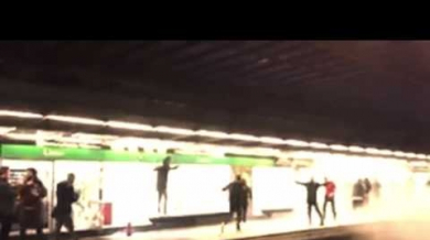 Фенове на Арсенал вилняха в барселонското метро (ВИДЕО)