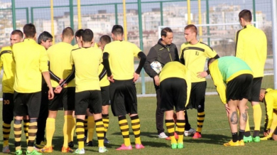 Костов взе 18 играчи за мача в Разград