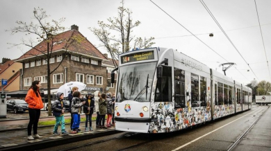 Амстердам с трамвай №14 в почит на Кройф (СНИМКИ)