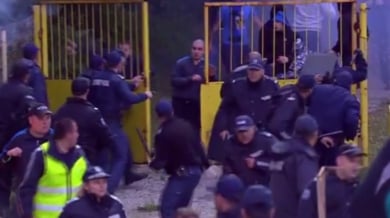 Екшън в Благоевград! Феновете на Левски атакуваха полицаи (ВИДЕО)