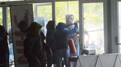Подробности за мелето първо в БЛИЦ! Задържаните фенове на Левски трошили витрини на кафене