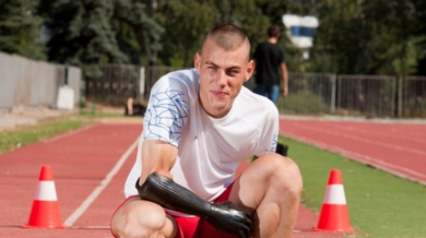 Параолимпиецът Михаил Христов подкрепи деца с увреждания
