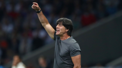 Треньорът на Германия проверява миризмата на оная си работа (ВИДЕО)