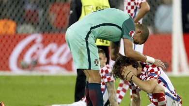 Звезда на Хърватия плаче, Роналдо го утешава (СНИМКИ)