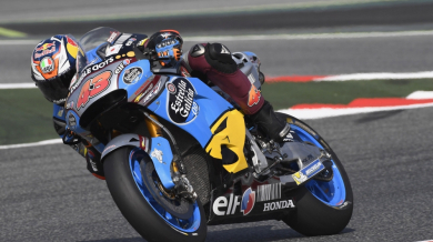 Австралиец с първа победа в MotoGP, Роси падна