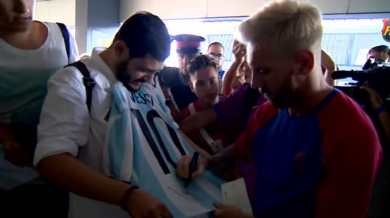 Завръщане? Меси подписа фланелка на Аржентина (ВИДЕО)