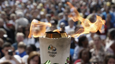 Олимпийският огън угасна за секунди 