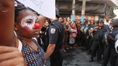 Сълзотворен газ срещу демонстранти в Рио   