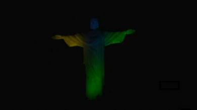 Статуята на Исус блестна като бразилския флаг (ВИДЕО)  