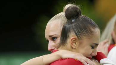 Сълзи от радост и мъка: Две приятелки, един златен медал (СНИМКИ)