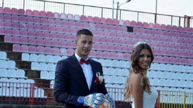 Вратар се ожени за футболна съдийка   
