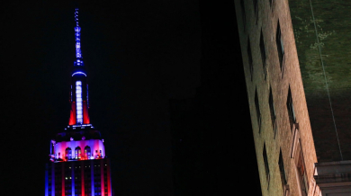 Най-високата сграда в Ню Йорк в цветовете на Барса