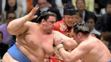 192-килограмовият Аоияма стартира с победа в Токио