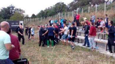 Екшън: Бой и арестувани футболисти на мач в село Овчарци (ВИДЕО)