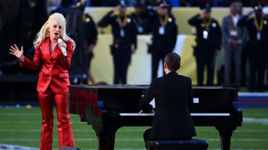 Лейди Гага пак ще пее на Супербоул