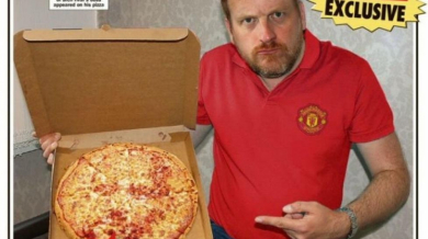 Шок! Фен на Юнайтед поръча пица, носят му Гуардиола 