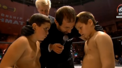Синът на Кадиров бие наред на детски ММА турнир (ВИДЕО)