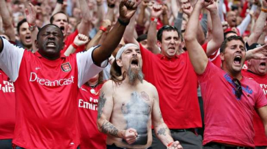 Феновете на Арсенал правят шествие, събират се пред "Александър Невски"