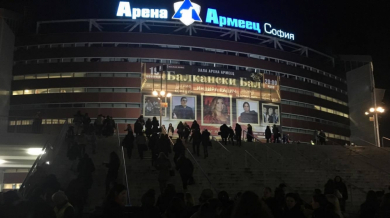 ЕКСКЛУЗИВНО В БЛИЦ: Хиляди се стичат към "Арена Армеец" (ВИДЕО)