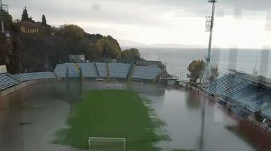 Бедствие! Един от най-красивите стадиони остана под водата (СНИМКИ)