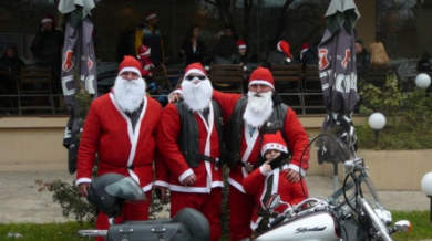 Над 250 мотоциклетисти с костюми на Дядо Коледа радват плевенчани