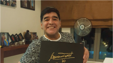 Марадона с коледен подарък от Тоти