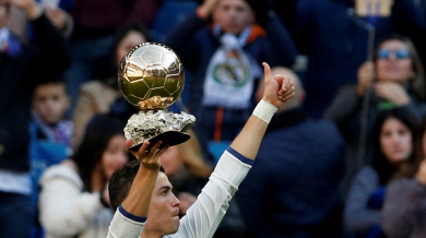 Роналдо показа Златната топка на „Сантяго Бернабеу“