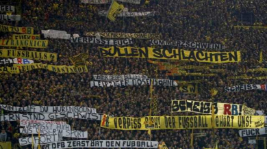 Феновете на Дортмунд не пропуснаха да обидят най-мразения клуб в Германия