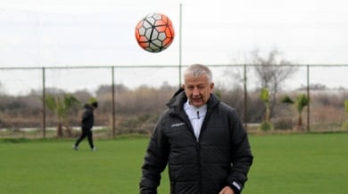 Крушарски се издължи със закъснение на футболистите си