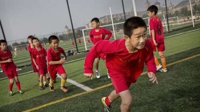 Китай полудя по футбола, отваря 50 хиляди училища  