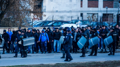 Сериозно присъствие на фенове пред "Арена Армеец" (СНИМКИ)   