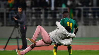 Масови безредици: Африкански фенове гонят футболисти, прекратиха мач (СНИМКИ/ВИДЕО)