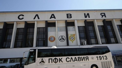 Вандали атакуваха рейса на Славия, написаха "Венци пе*ал" (СНИМКА)