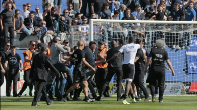 Спряха мач във Франция заради побоища между фенове и футболисти (ВИДЕО)