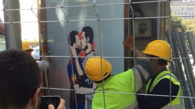 Скандал с целуващите се Меси и Роналдо 