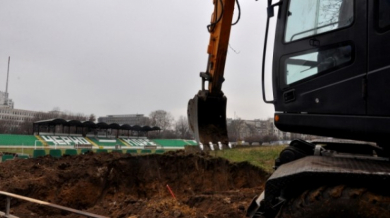 Дашева обвини времето за забавения ремонт на стадион "Тича"