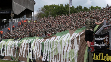 Защо хиляди в камуфлажни униформи превзеха стадион в Германия? (ВИДЕО)
