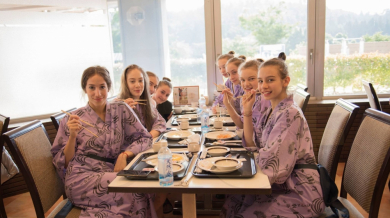 Посрещнаха по императорски гимнастичките, японски кимона и българско хоро в Мураяма (СНИМКИ)