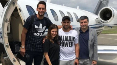 Чалханоглу пристигна в Милано преди трансфера си в Милан