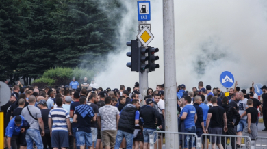 Тежка нощ за фенове на Левски в Хърватия: Арестувани, настанени в болница, запалена кола