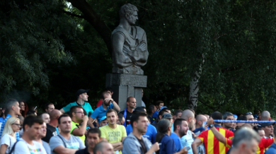Стотици фенове на Левски изгледаха мача с Хайдук пред стадиона (СНИМКИ/ПЪЛЕН ЗАПИС)