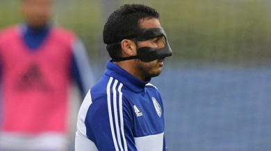 Педро с няколко фрактури, слага маска 