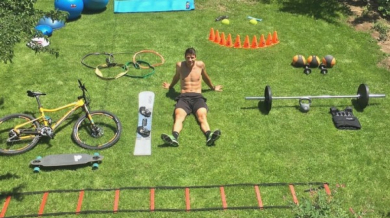 Радо Янков тренира здраво в двора си в Чепеларе (ВИДЕО)