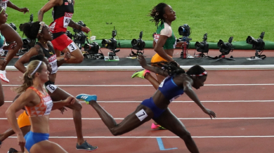 Финално "гмуркане" донесе световна титла на американка в спринта на 100 метра
