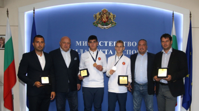 Министър Кралев връчи почетни плакети на медалистите от Световното по таекуондо