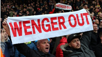 Феновете на Арсенал скачат на Венгер в дербито с Челси   