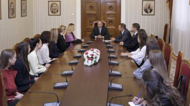 Президентът с важно предложение към Илиана Раева и гимнастичките     