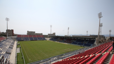 Каляри построи стадион за 127 дни, днес за първи път играе на него