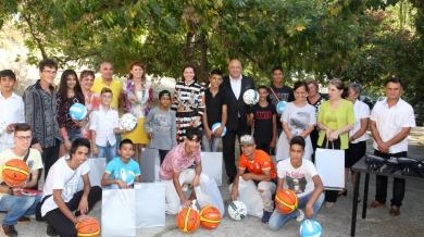 Министър Кралев зарадва деца, лишени от родителски грижи