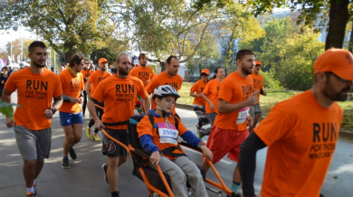 Емоционален момент на Софийския маратон! Деца с увреждания ще го помнят винаги (СНИМКИ)